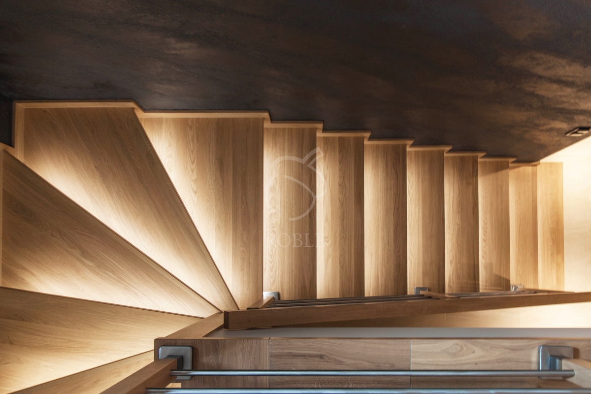 schody drewniane podświetlane